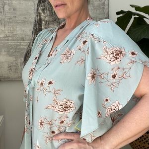 NWT! Flutter sleeve blouse